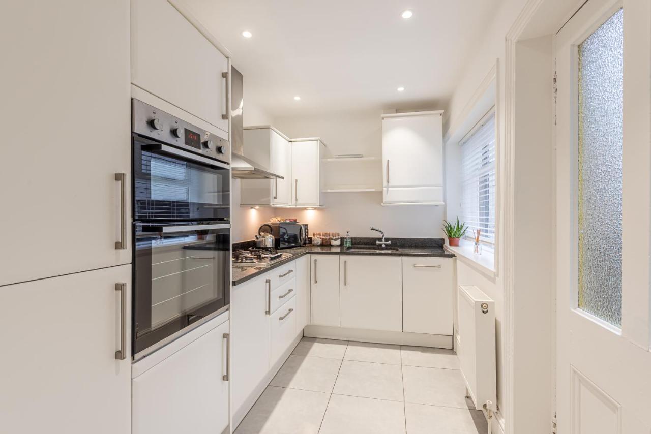 Perfectly Located 4 Storey Townhouse With 2 Parking Spaces In Central Harrogate Exterior photo